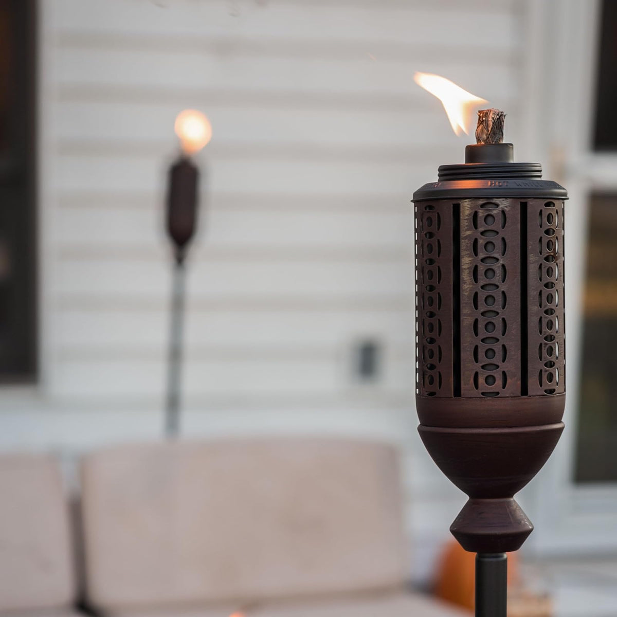 TIKI Cabos Antorcha de Metal para Exteriores | Bronce de 65 pulgadas, 1 paquete, incluye mecha y descanso, resistente a la intemperie, para patio, jardín y césped