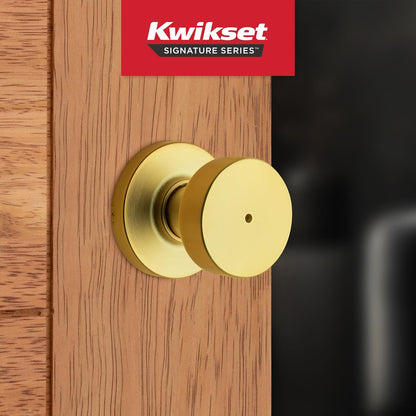 Kwikset Pismo - perilla de puerta de privacidad interior con cerradura, manija de puerta para baño y recámara, latón satinado, redondo, sin llave, protección Microban