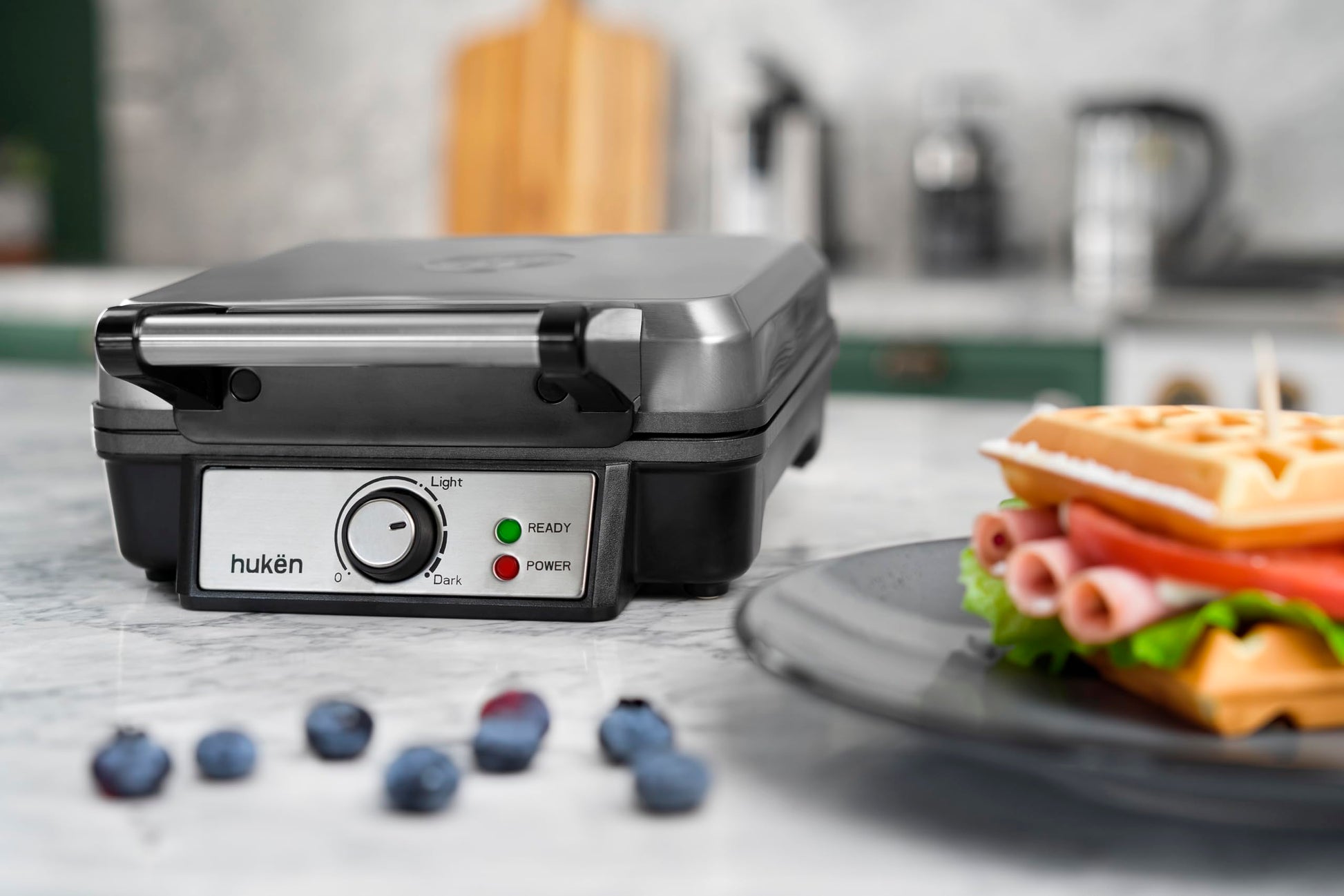 Hukën x MasterChef | Wafflera Belga Eléctrica Heat+ Premium 4 Rebanadas | Perilla de Temperatura Ajustable | Diseño de Acero Inoxidable | Luces de Encendido y Listo | Antiadherente de Alto Nivel