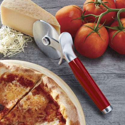 KitchenAid - Rueda de pizza clásica con hoja afilada para cortar cortezas, pasteles y más, protector de dedos integrado para mayor seguridad y agarre cómodo para proteger los dedos, apto para