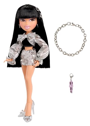 Bratz, Charmz Jade, Muñeca de Moda, con Icónico Look Metalizado, Incluye Charm para Pulsera con Forma de Labial