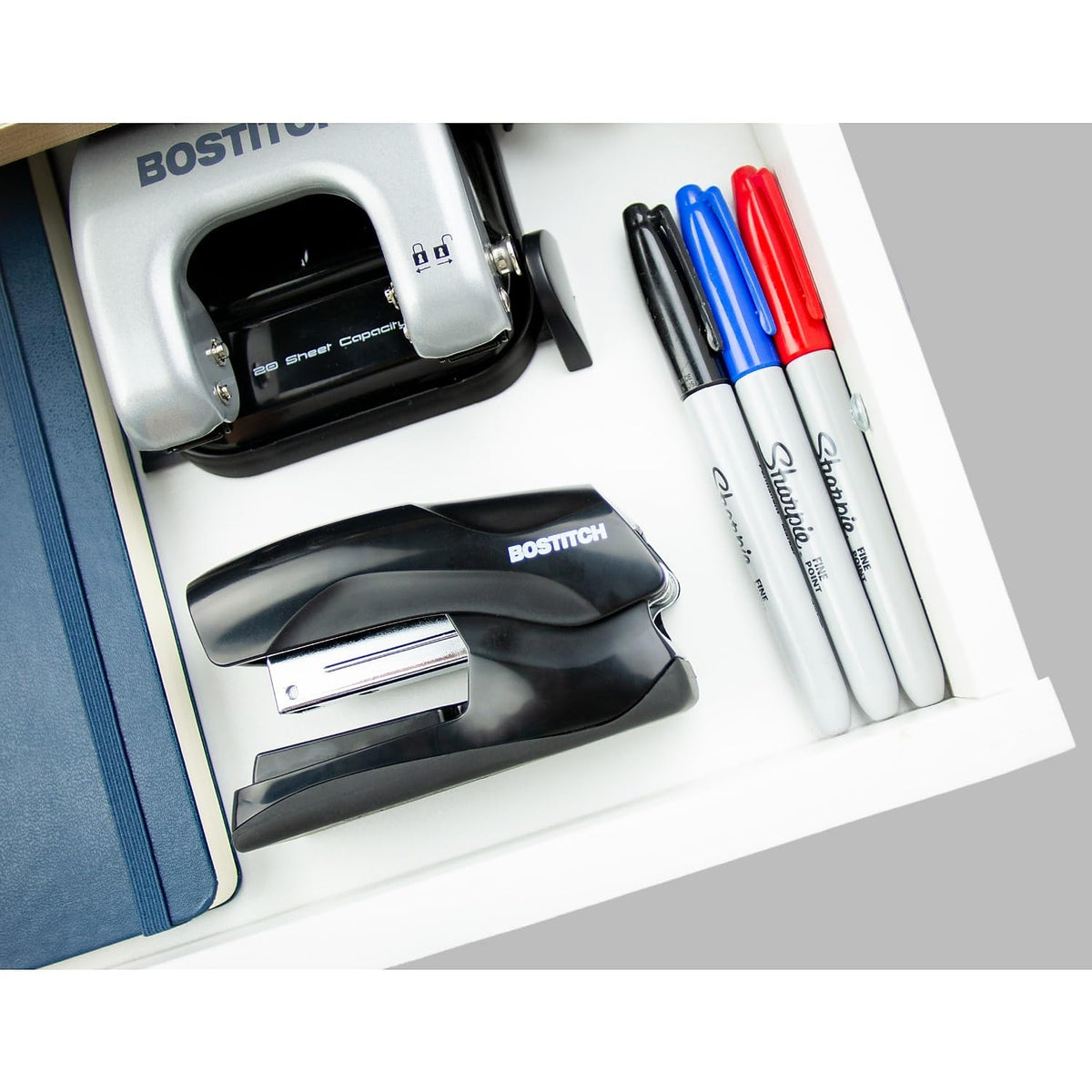 Bostitch - Grapadora de oficina resistente, capacidad de 40 hojas, sin atascos, media tira, cabe en la palma de tu mano, para aula, oficina o computadora, color negro
