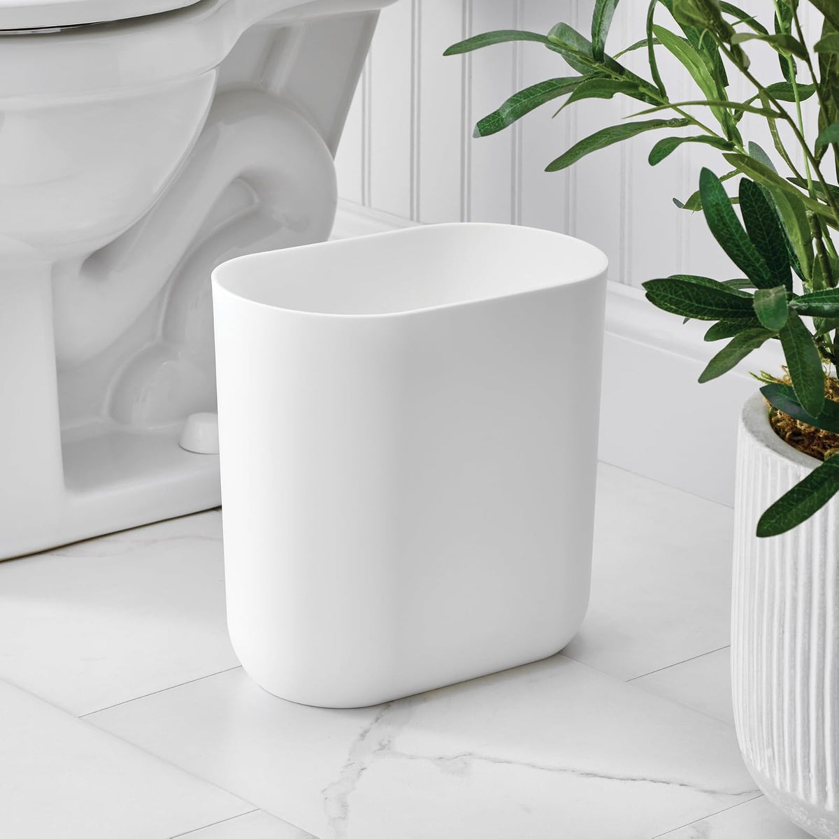 iDesign - Juego de 2 botes de plástico ovalados pequeños para baño, recámara u oficina, color blanco