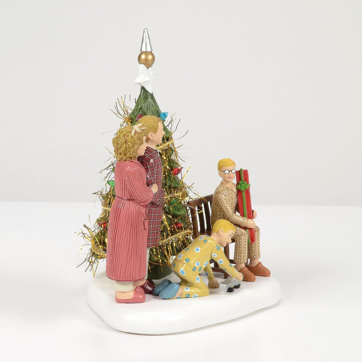 Department 56 A Christmas Story Village Accessories The Family Abre Sus Regalos Figura iluminada, 4.32 Pulgadas, Multicolor
