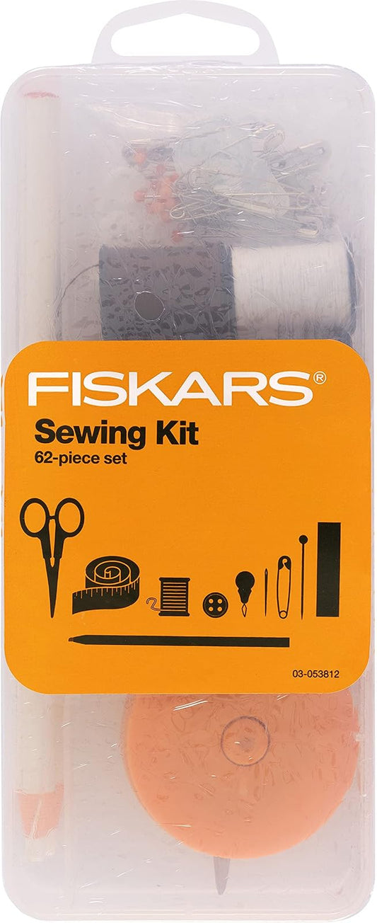 Fiskars - Kit de costura con tijeras, cinta medidora, alfileres, hilo y más, juego de 62 piezas con funda, suministros para manualidades, transparente