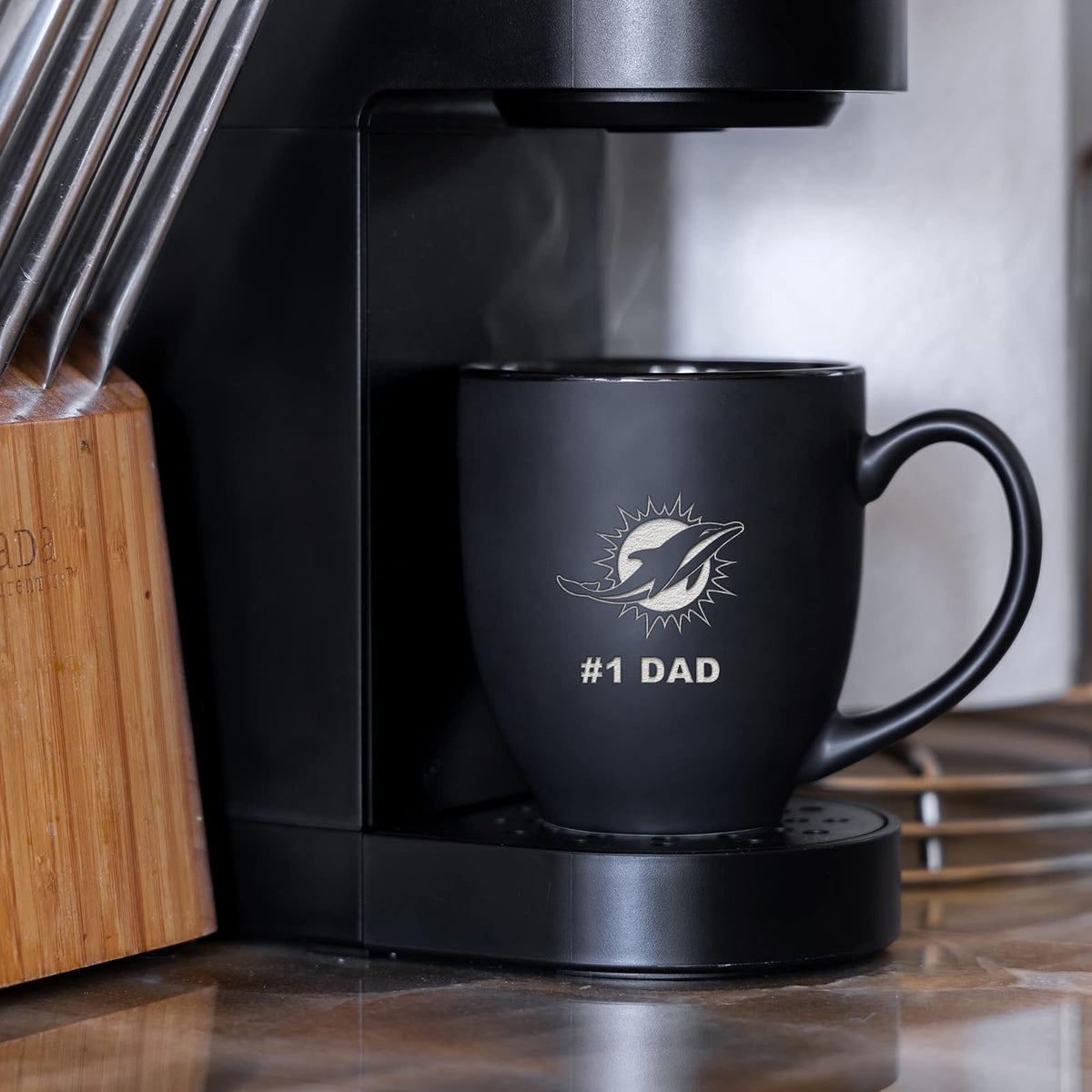 Rico Industries NFL Football Miami Dolphins #1 Dad - Taza de cerámica negra mate grabada con láser, para bebidas calientes o frías