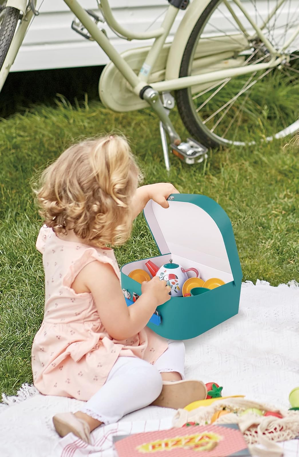 Hape Juego De Té para Niños con Maletín Portátil | Tetera, Tazas, Accesorios, Juego De Rol, Desarrolla Imaginación