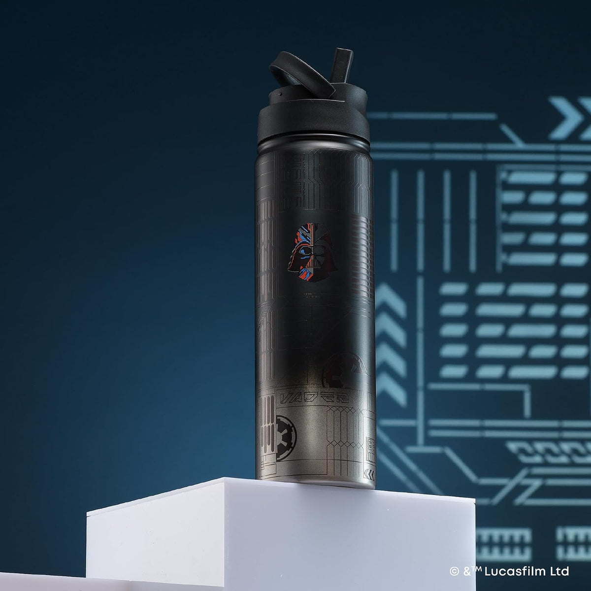 JoyJolt Star Wars - Botella de agua de acero inoxidable de Darth Vader con tapa abatible con popote, botella de agua aislada al aspiradora de 22 onzas, vaso sin BPA para deportes y viajes, regalos de