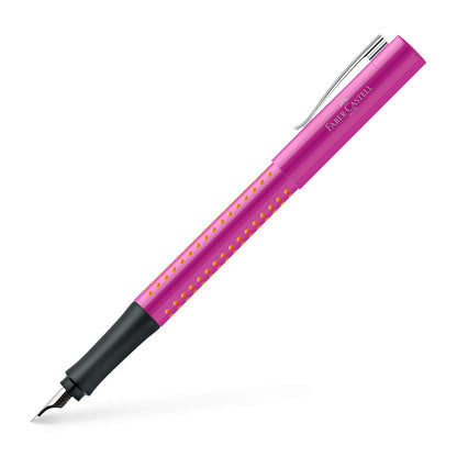 Faber-Castell Bolígrafino Fino Grip 2010 Fountain Pen - Rosa, es una pluma para aquellos que buscan una pluma fuente confiable, cómoda y con un diseño refinado para cualquier momento