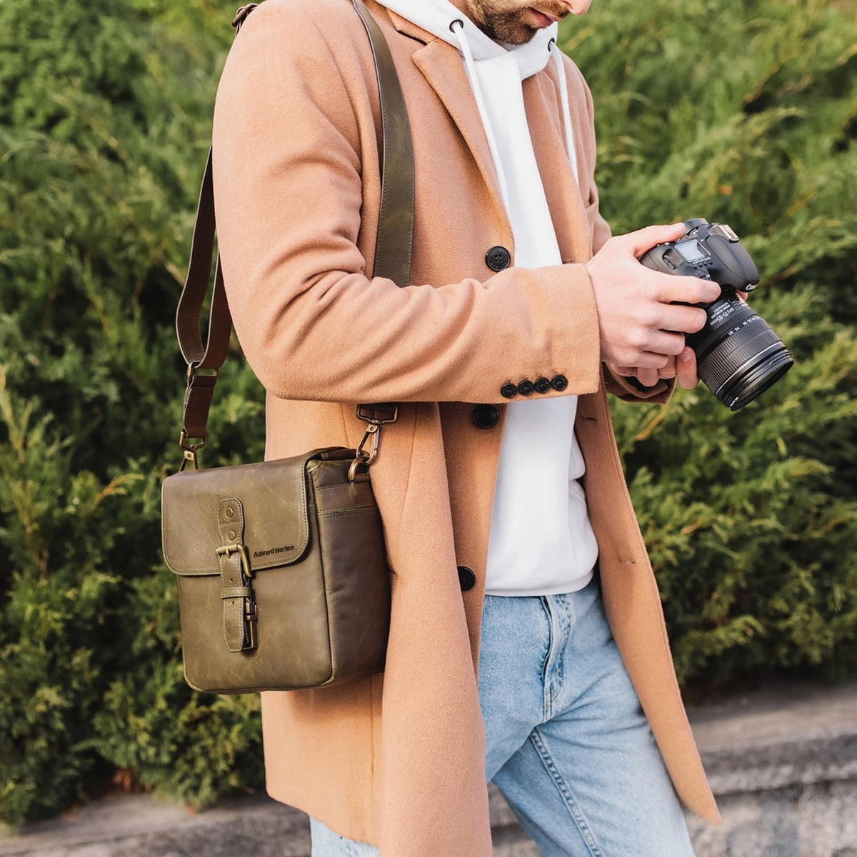MegaGear Torres Mini MG1701 Para cámaras sin espejo, instantáneas y DSLR - Bolsa bandolera de cuero auténtico - Olive