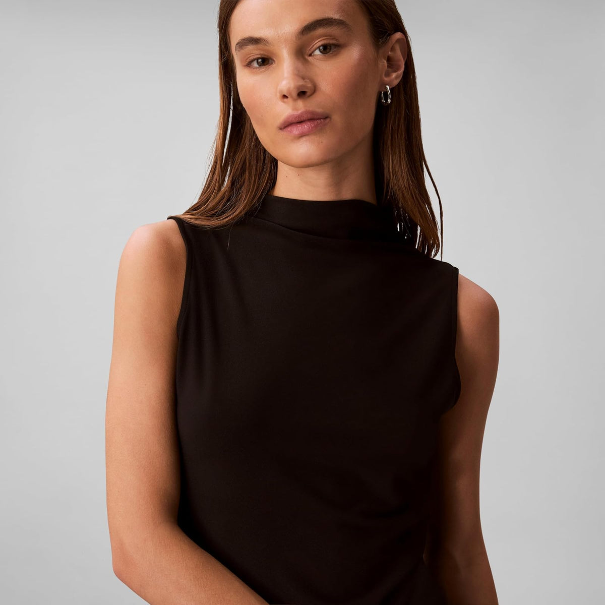 Calvin Klein - Playera de Cuello Alto crepé para Mujer