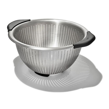 OXO Good Grips - Colador de acero inoxidable de 5 cuartos de galón/4,7 L | OXO Good Grips Colador - Capacidad de 5 cuartos de galón, acero inoxidable