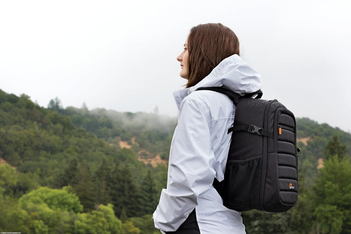 Lowepro Tahoe BP 150 Mochila para Cámara DSLR o sin Espejo, con Separadores Acolchados Removibles, Compartimento UltraFlex y Bolsillo para Tableta de 10 Pulgadas, Ideal para Viajes, Color Negro