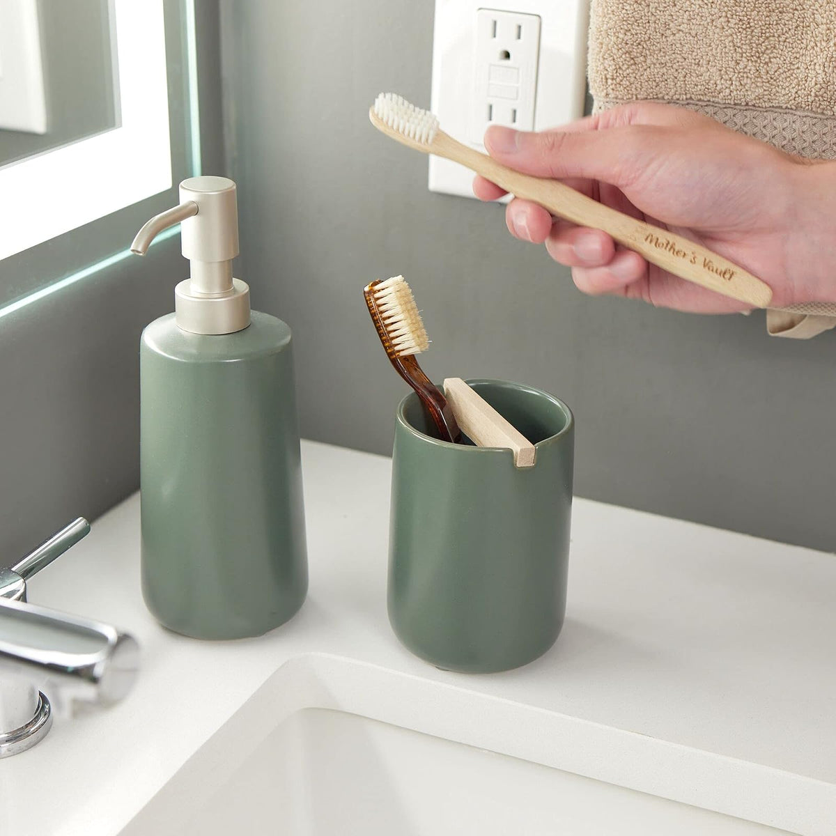 iDesign Eco Vanity - Soporte para cepillos de Dientes de cerámica con Separador de Madera de Paulownia, Musgo/Natural