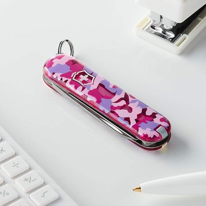 Victorinox Swiss Army Classic SD Navaja Pequeña, Rosa (Pink Camo), 58 mm | Cuchillo de bolsillo hecho en Suiza, 7 funciones, balanzas de camuflaje rosa, tijeras, llavero de transporte, uso diario
