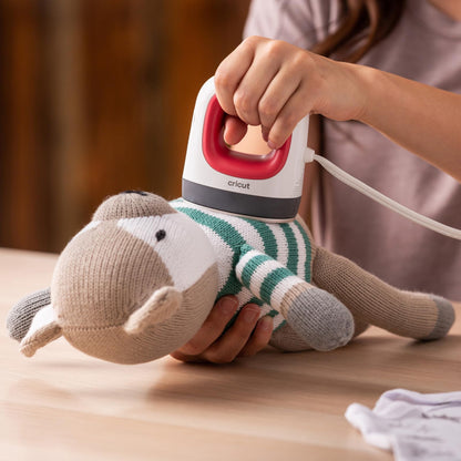 Cricut EasyPress Mini Prensa de Calor para Objetos Pequeños como Zapatos, Peluches, Gorras y Más, 3 Configuraciones de Calor y Punta de Precisión, Placa de Calor Recubierta de Cerámica, Raspberry
