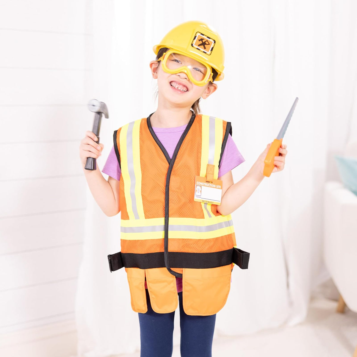 Melissa & Doug Disfraz De Obrero De La Construcción | 6 piezas, construcción de juego de simulación, chaleco, sombrero duro, herramientas para niños, cinturón, sierra, martillo