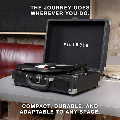 Victrola Journey - Tocadiscos de Maleta Bluetooth - Blanco Altavoces estéreo Integrados, Tocadiscos de 3 velocidades Reproduce Discos de 7", 10" y 12", transmisión Bluetooth, Salida para Auriculares
