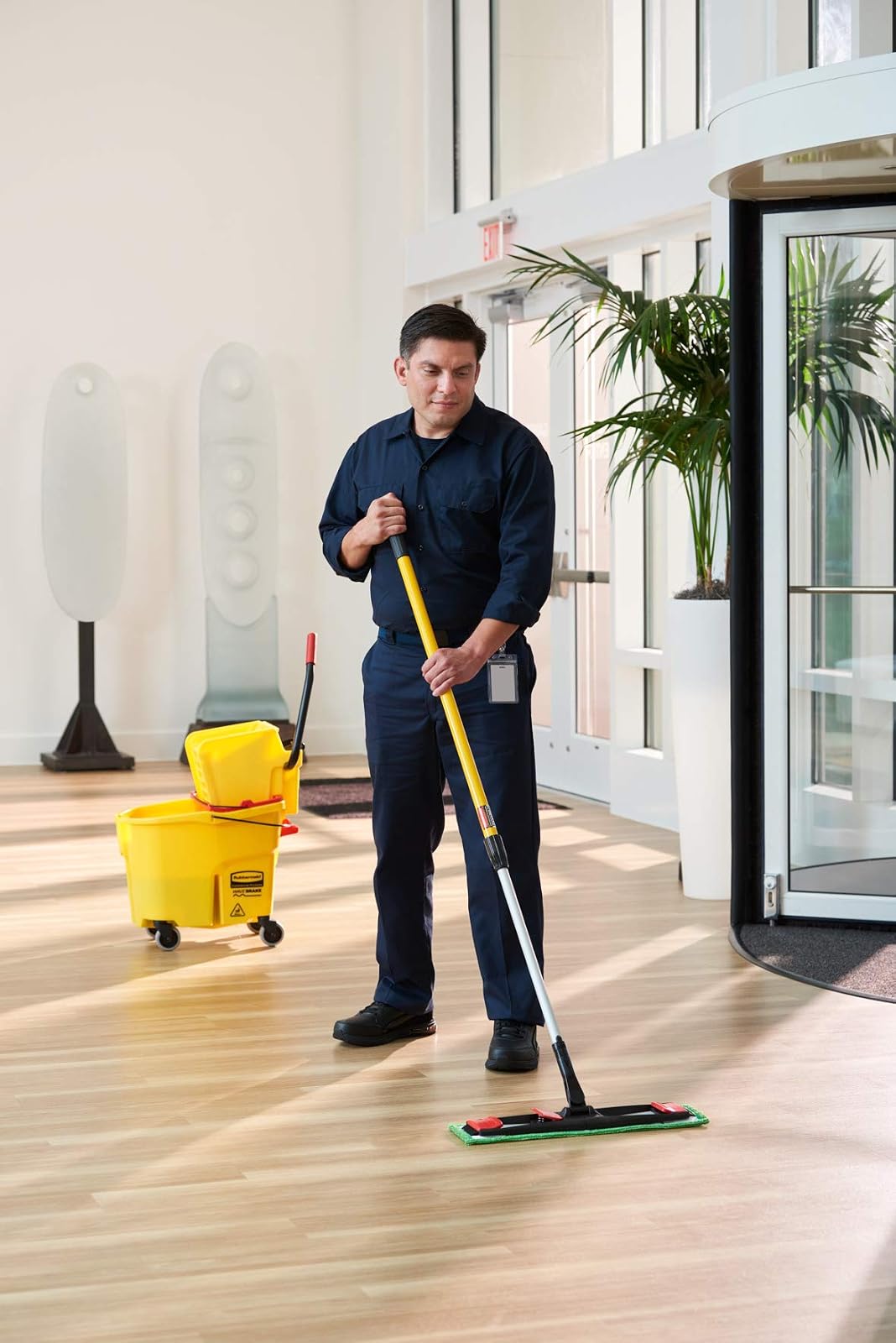 Rubbermaid Commercial Products - Almohadilla de microfibra plana adaptable de 18 pulgadas, color verde para limpieza y limpieza ligera, con funciones de pestaña/bolsillo
