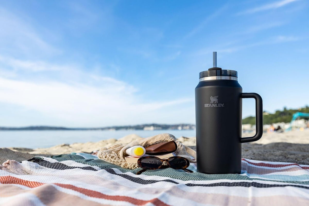 Stanley Quencher H2.0 FlowState - Vaso de acero inoxidable aislado al vacío con tapa y popote para agua, té helado, café, licuados y más, negro, 1900 ml.