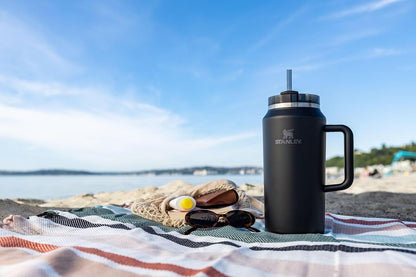Stanley Quencher H2.0 FlowState - Vaso de acero inoxidable aislado al vacío con tapa y popote para agua, té helado, café, licuados y más, negro, 1900 ml.