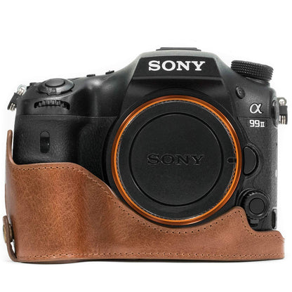 MegaGear MG1084 Estuche Ever Ready, Media Funda, Estuche de Base, Funda de Cuero, de Pronto Uso, con Correa Compatible con Sony Alpha A99 II - Marron Oscuro