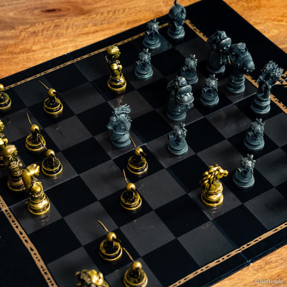 The Legend of Zelda Collector's Chess Set, juego de estrategia Link vs. Ganondorf, 32 piezas personalizadas de héroe y villano, juego de mesa clásico para fanáticos de Zelda, con licencia oficial de
