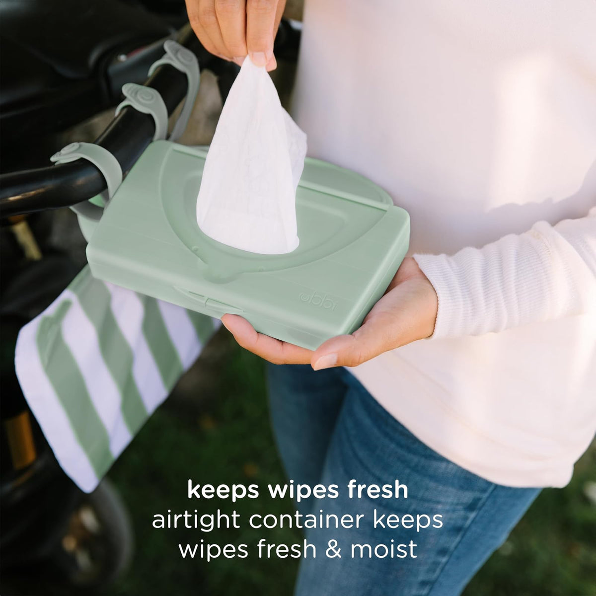 Ubbi On-The-Go - Dispensador de toallitas para bebé, contenedor portátil para viajes, accesorio imprescindible para recién nacidos, soporte para toallitas reutilizables, color verde salvia