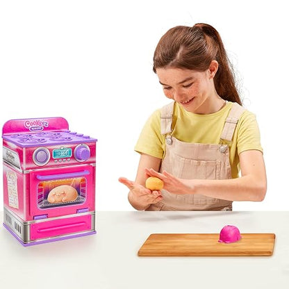 Cookeez Makery - Horno Mágico para Hornear, Peluche Sorpresa Aromático a Canela, Oven Playset Cinnamon Treatz Rosa - Set Interactivo con Masa, Moldes y Accesorios