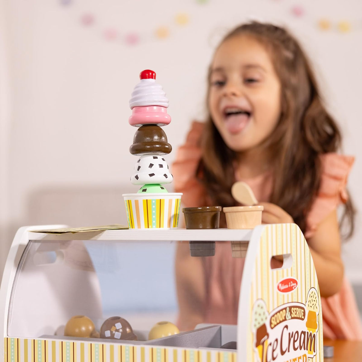 Melissa & Doug Mostrador de Heladería Preparar y Servir Helados, Juguete de Madera, Comida de Juguete, Juego de Imitación (28 Piezas)