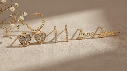 Nine West Set 3 Aretes Color Dorado Love Charms En Forma Varias De Terminado Brillante para Mujer