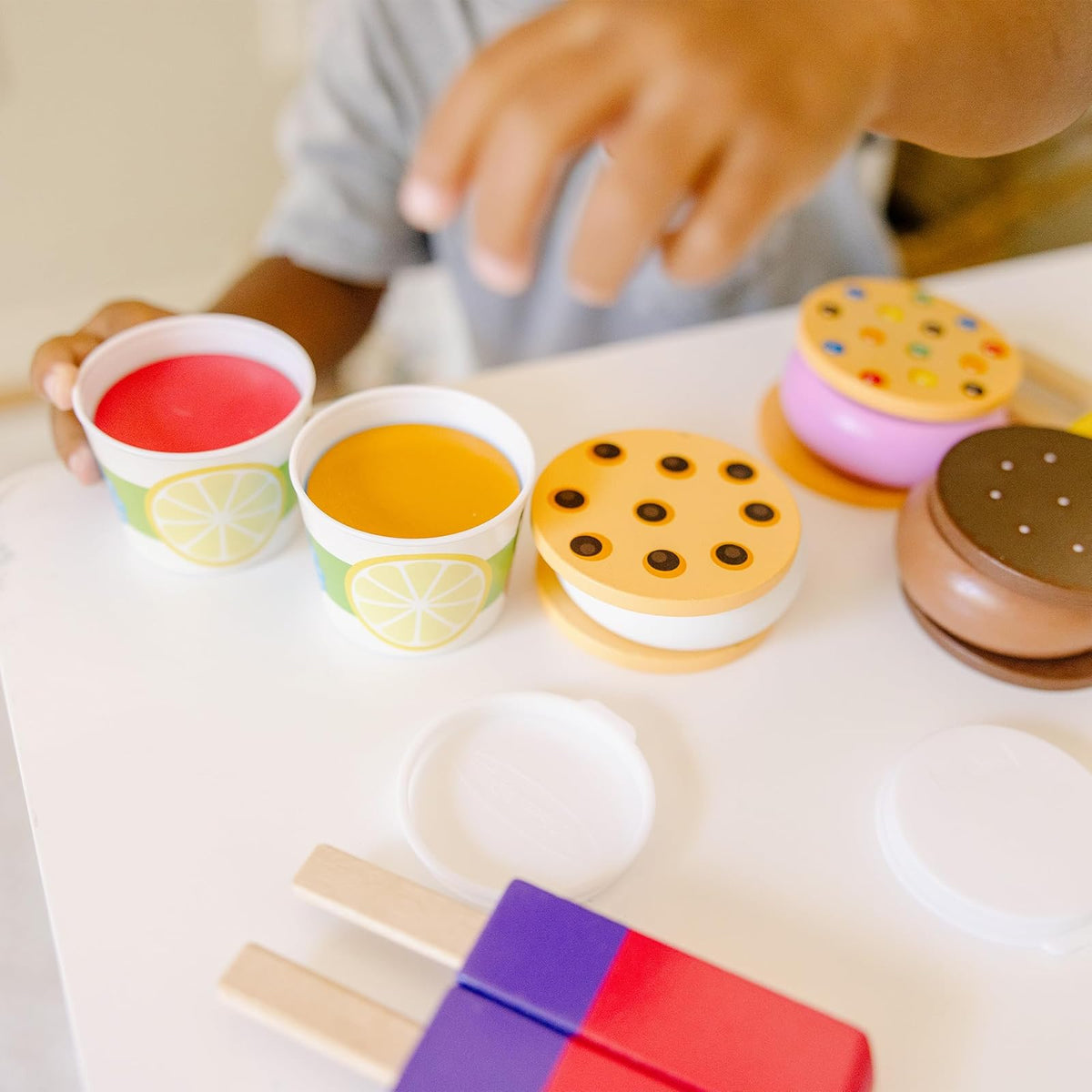 Melissa & Doug Set de Golosinas Congeladas de Juguete | 24 piezas, alimento de juguete rebanable, 6 galletas, rellenos de helado, paletas de hielo, cucharas, tazas, tapas