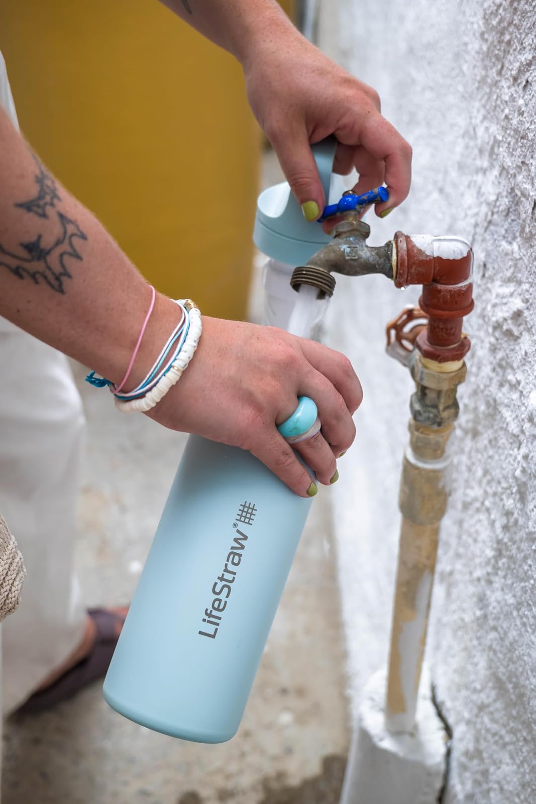 LifeStraw Go Series - Botella de filtro de agua de acero inoxidable con aislamiento al aspiradora de doble pared sin BPA de 18 onzas para viajes y uso diario; crema de mar