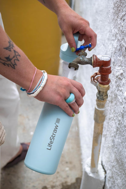 LifeStraw Go Series - Botella de filtro de agua de acero inoxidable con aislamiento al aspiradora de doble pared sin BPA de 18 onzas para viajes y uso diario; crema de mar