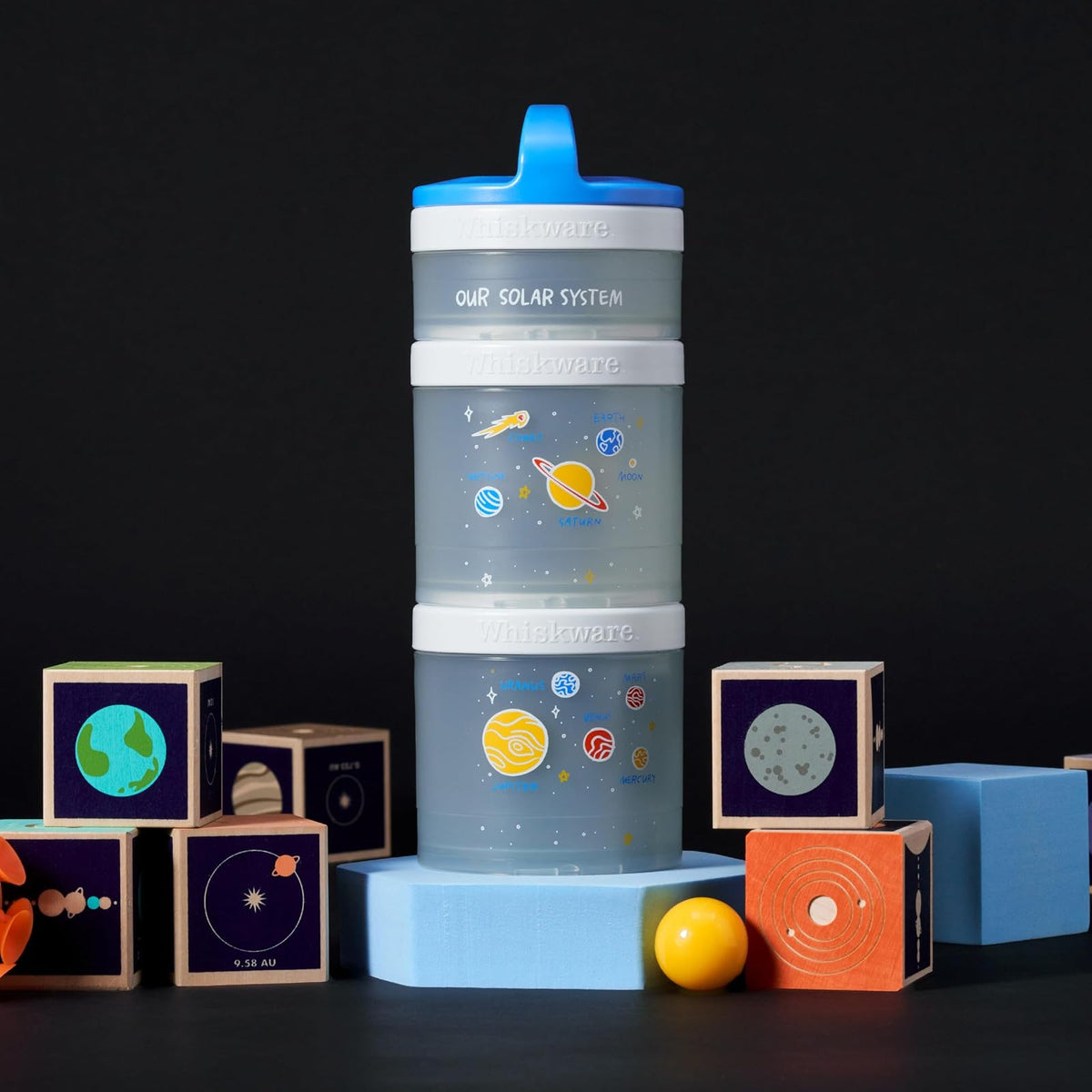 Whiskware Contenedores apilables para aperitivos, 3 tazas apilables para niños y niños, nuestro sistema solar (paquete de 1) | Apto para portavasos | Tazas apilables Twist 'n' Lock / 3 tazas de aperitivos, apto para lavaplatos | sobre la marcha |