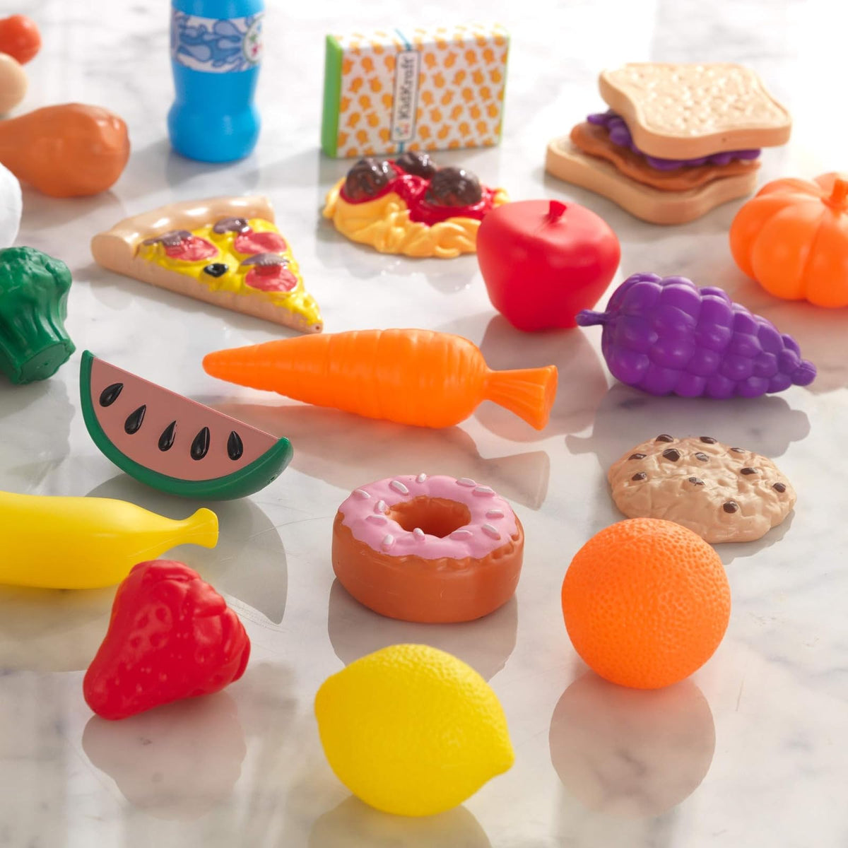 KidKraft 63509 Surtido de comida de juguete con 30 piezas de alimentos, juego de imitación para niños con accesorios incluidos, Multicolor