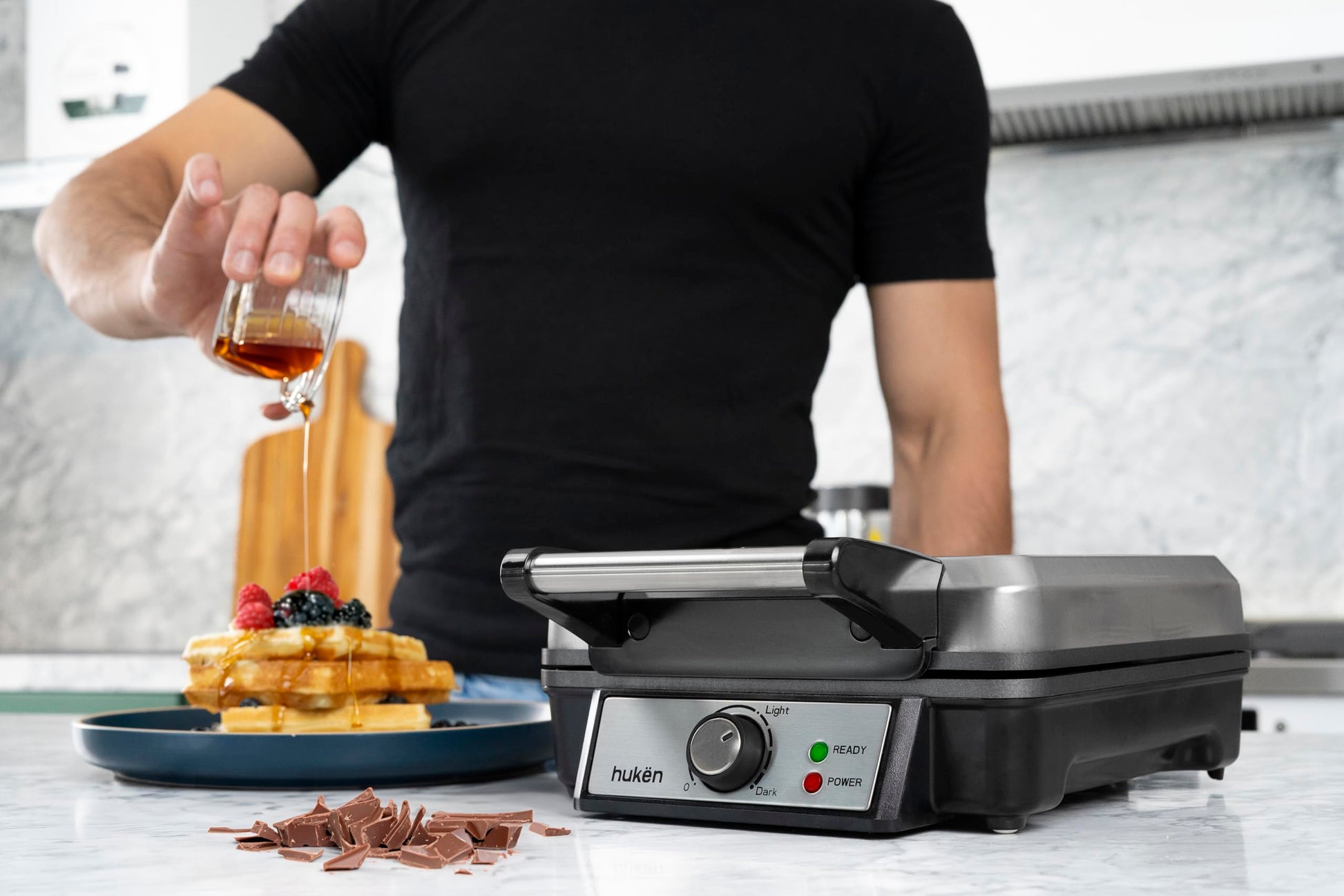 Hukën x MasterChef | Wafflera Belga Eléctrica Heat+ Premium 4 Rebanadas | Perilla de Temperatura Ajustable | Diseño de Acero Inoxidable | Luces de Encendido y Listo | Antiadherente de Alto Nivel