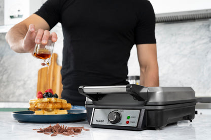 Hukën x MasterChef | Wafflera Belga Eléctrica Heat+ Premium 4 Rebanadas | Perilla de Temperatura Ajustable | Diseño de Acero Inoxidable | Luces de Encendido y Listo | Antiadherente de Alto Nivel