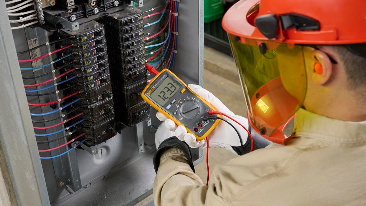 Fluke 15B+ Multímetro Digital Profesional 1000 V AC/DC, 10 A AC/DC, Resistencia, Capacitancia, Continuidad, Pantalla Retroiluminada, Cat III 600 V (Valor Medio)