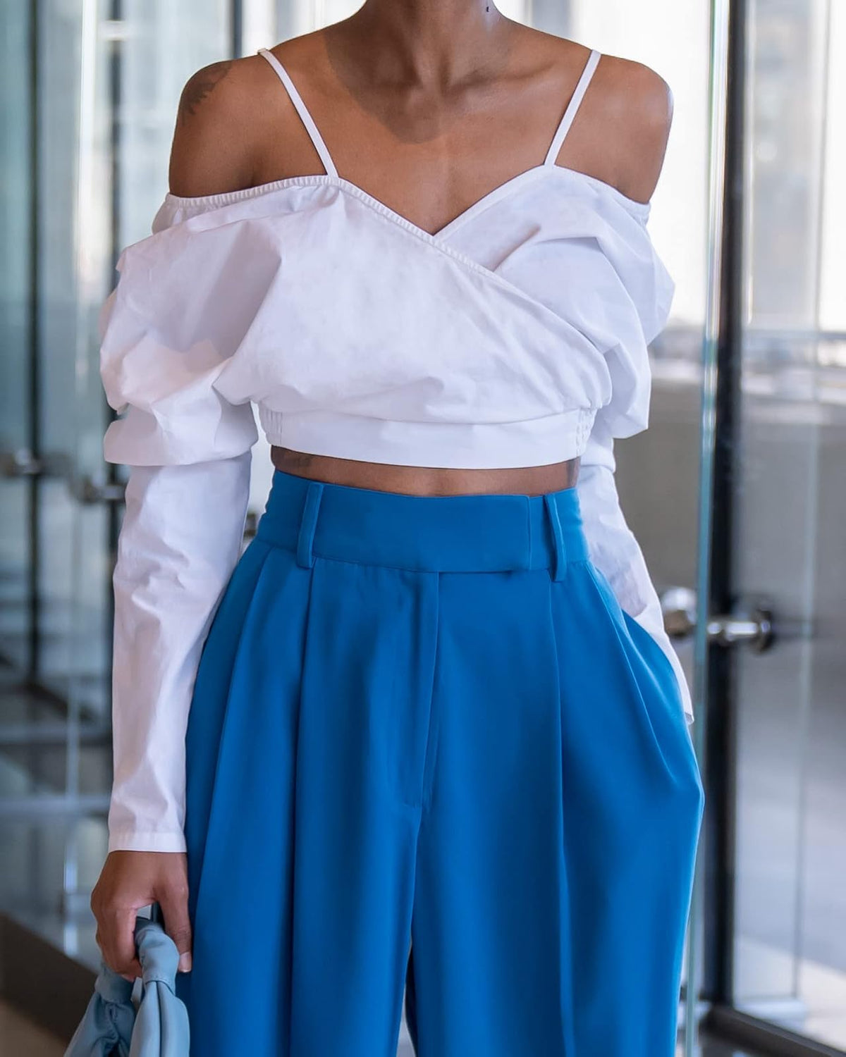 The Drop Crop Top para Mujer, Drapeado con Hombro Descubierto, Blanco, por @signedblake