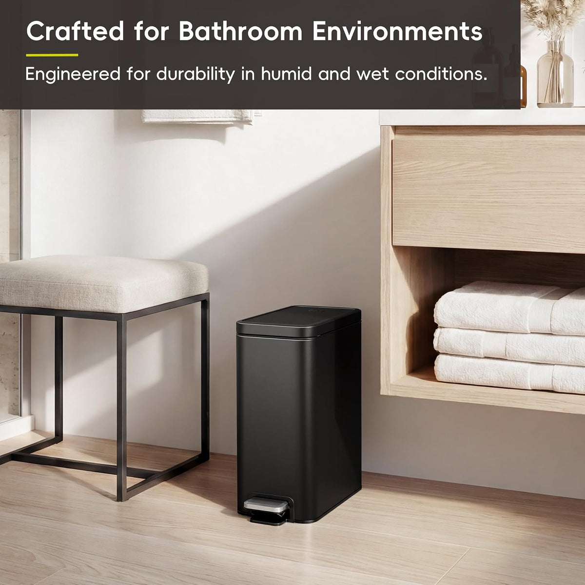 EKO - Bote de basura pequeño para baño con tapa, cierre suave, pedal de paso, cubeta de basura de acero inoxidable de 10 litros/2.6 galones con cubeta interior extraíble, acabado antihuellas (negro