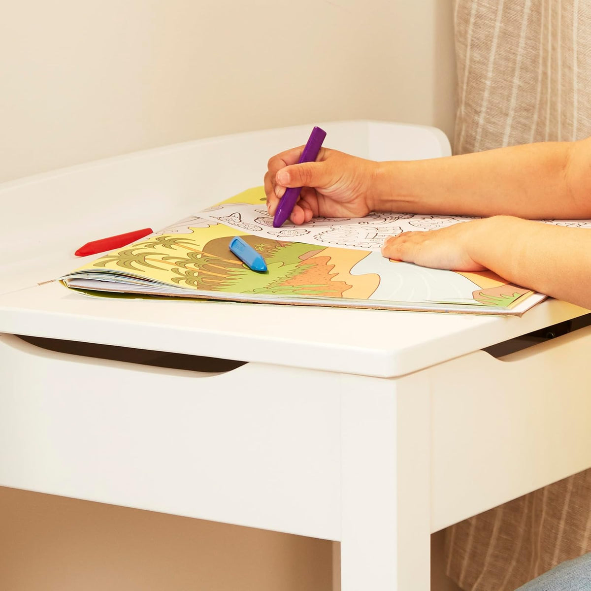 Melissa & Doug Escritorio con tapa abatible y silla para niños, juego de escritorio y silla de madera resistente, tapa con bisagra de seguridad, blanco, 40.894 cm alto x 59.944 cm ancho x 58.928 cm largo
