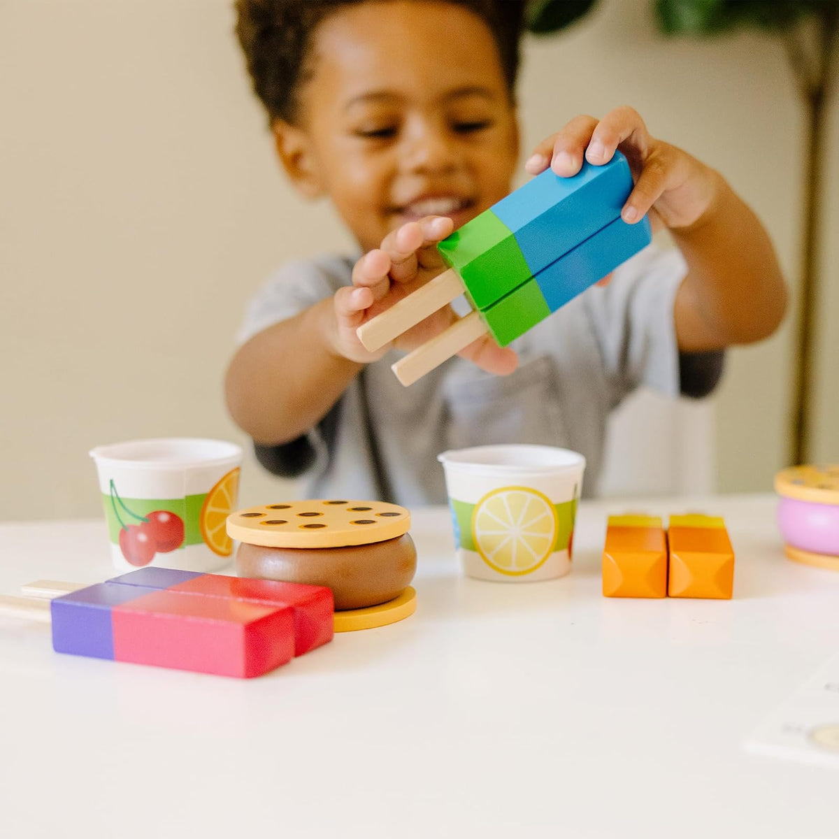 Melissa & Doug Set de Golosinas Congeladas de Juguete | 24 piezas, alimento de juguete rebanable, 6 galletas, rellenos de helado, paletas de hielo, cucharas, tazas, tapas