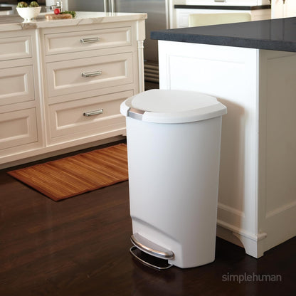 simplehuman Bote de Basura Cocina Semicircular, 50L con Pedal de Acero Duradero, Tapa con Seguro Antimascotas, Color Blanco