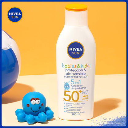 NIVEA SUN KIDS Protector Solar Corporal Protect & Sensitive (200 ml), Loción Solar en Spray No Grasosa ni Pegajosa Ideal para la Piel Sensible de los Niños Fps 50+ Resistente al Agua