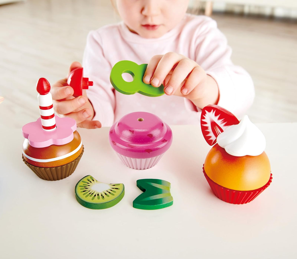 Hape , Set de Juegos para Cupcakes de Madera: Juego Creativo de Repostería y Cocina para Niños, Incluye Aderezos y Decoraciones Divertidas. De 2 a 8 años. E3157