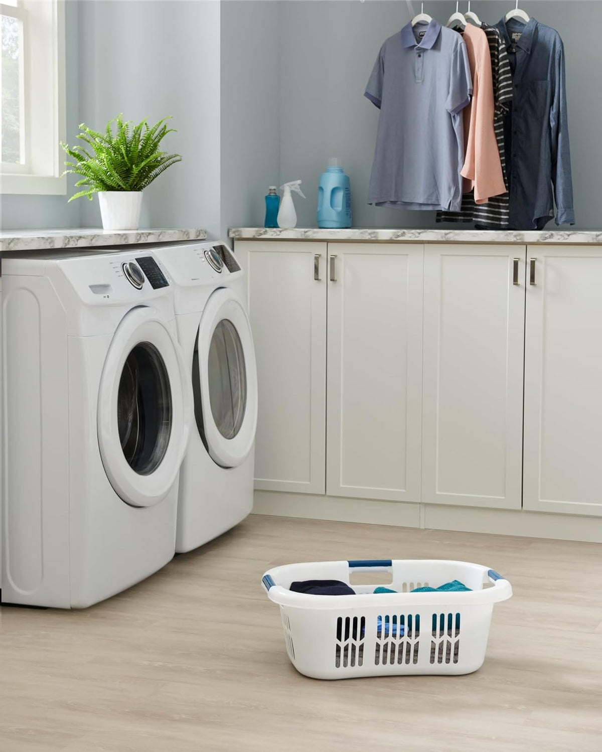 Rubbermaid Commercial Products – Cesto para Ropa Sucia y Organizador de Lavandería, Canasta de Plástico para el Hogar, de 52 L, Blanco FG299787WHT