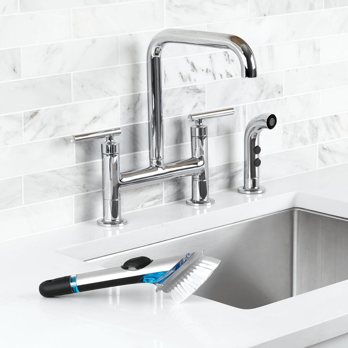 OXO SteeL Soap Dispensing Dish Brush | OXO - cepillo para polvo dispensador de jabón de acero, cepillo para polvo para platos con mango para sartenes, fregadero