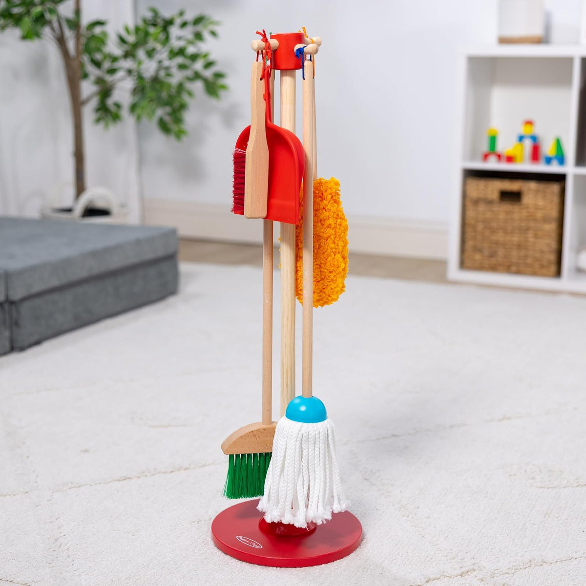 Melissa & Doug ¡Juguemos de Casita! Juego de Limpieza: ¡Desempolvar, Barrer, Fregar! Set de Juego de Imitación de Tamaño para Niños, con Escoba, Trapeador, Plumero y Base (6 Piezas)