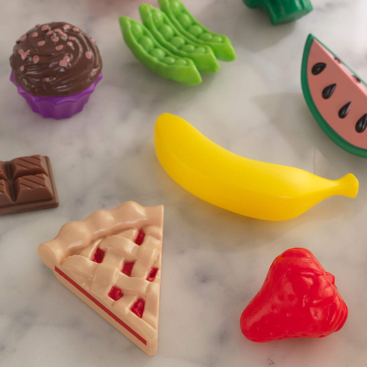 KidKraft 63509 Surtido de comida de juguete con 30 piezas de alimentos, juego de imitación para niños con accesorios incluidos, Multicolor